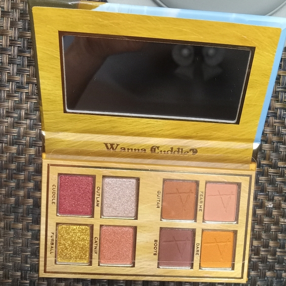 NWT Shrek x I Heart Revolution Puss in Boots mini eye shadow palette - Picture 4 of 4